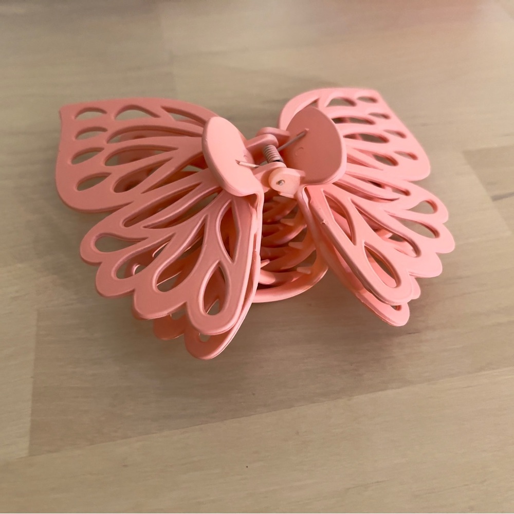 NEW Large Coral Pink Butterfly Claw Clip - Picture 2 of 5